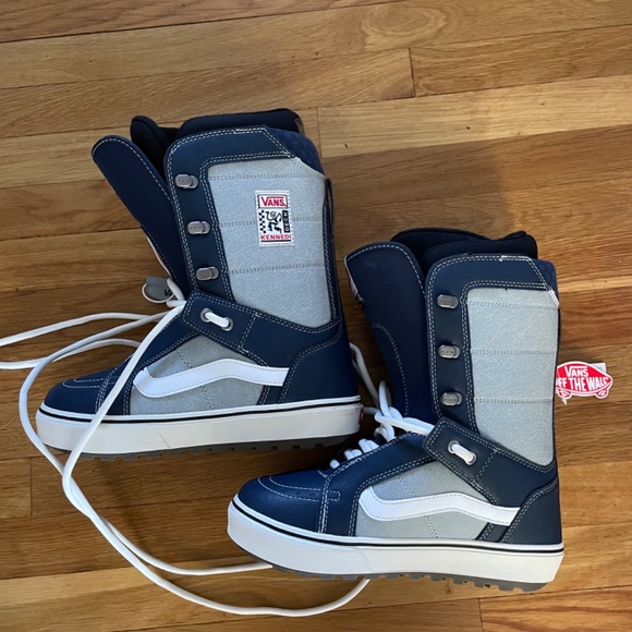 And snowboard bots size9 new - Picture 2 of 3